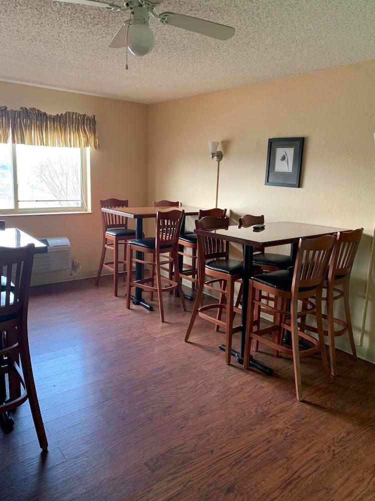 Super 8 By Wyndham Newburgh/west Point Stewart Intl Airport Motel